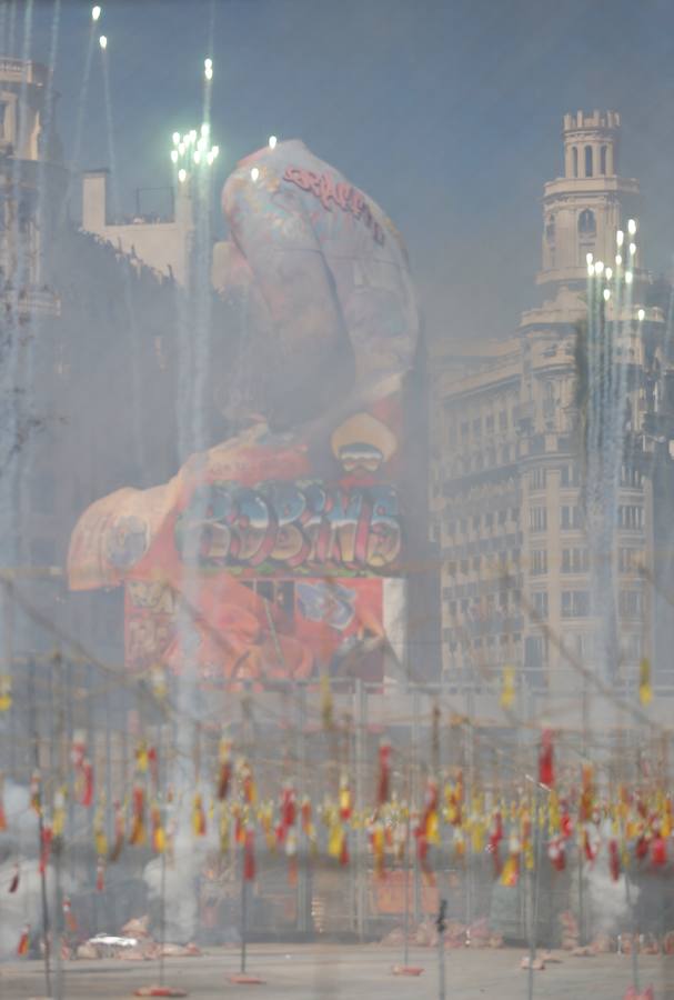 Fotos: Fallas 2019: Mascletà del 12 de marzo. Pirotecnia Hermanos Ferrández