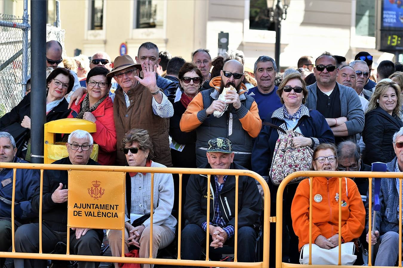 Numeroso público en la mascletà de Crespo de las Fallas 2019, de este miércoles 13 de marzo. Búscate entre el público del disparo de hoy.