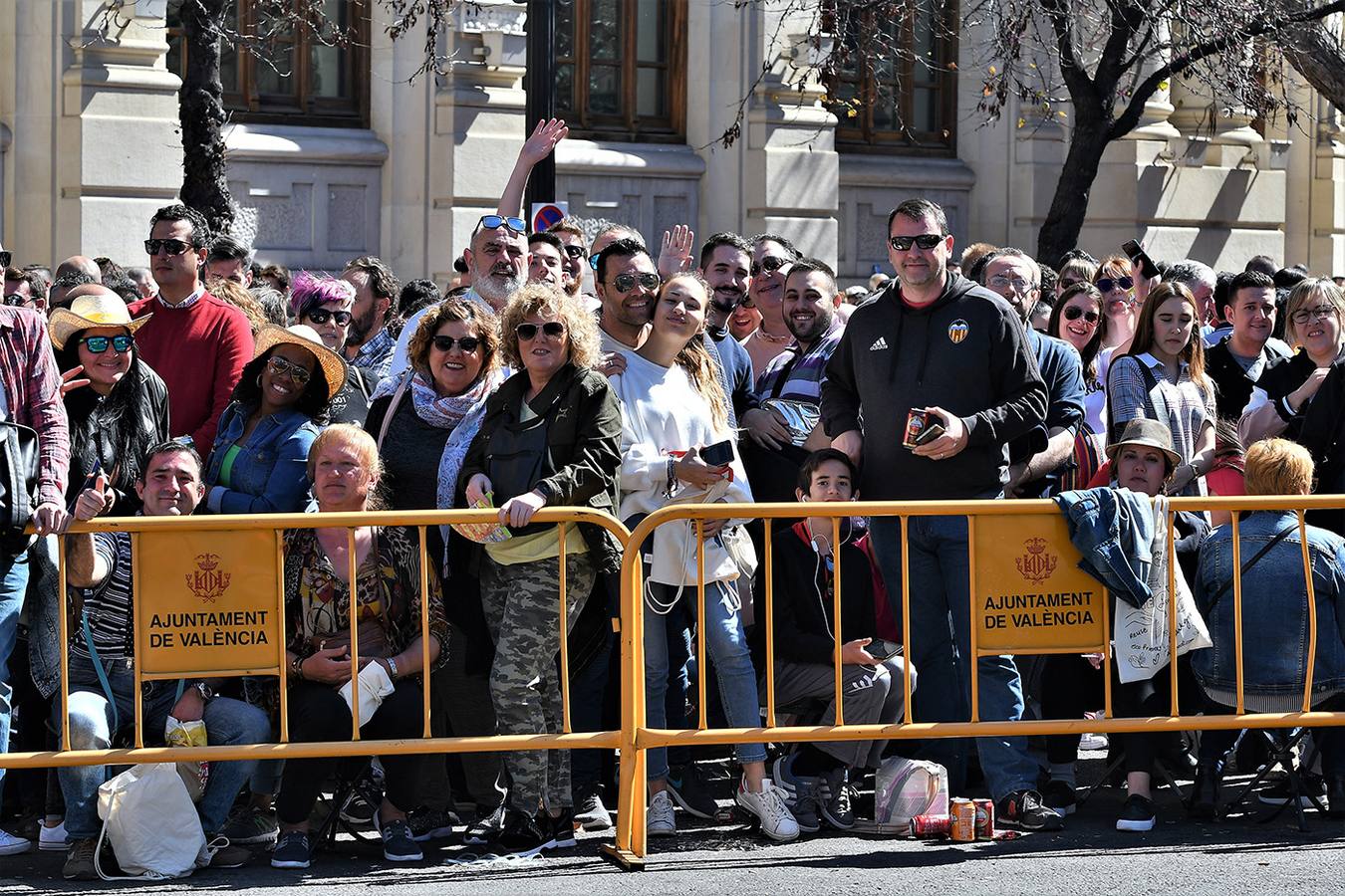 Numeroso público en la mascletà de Crespo de las Fallas 2019, de este miércoles 13 de marzo. Búscate entre el público del disparo de hoy.