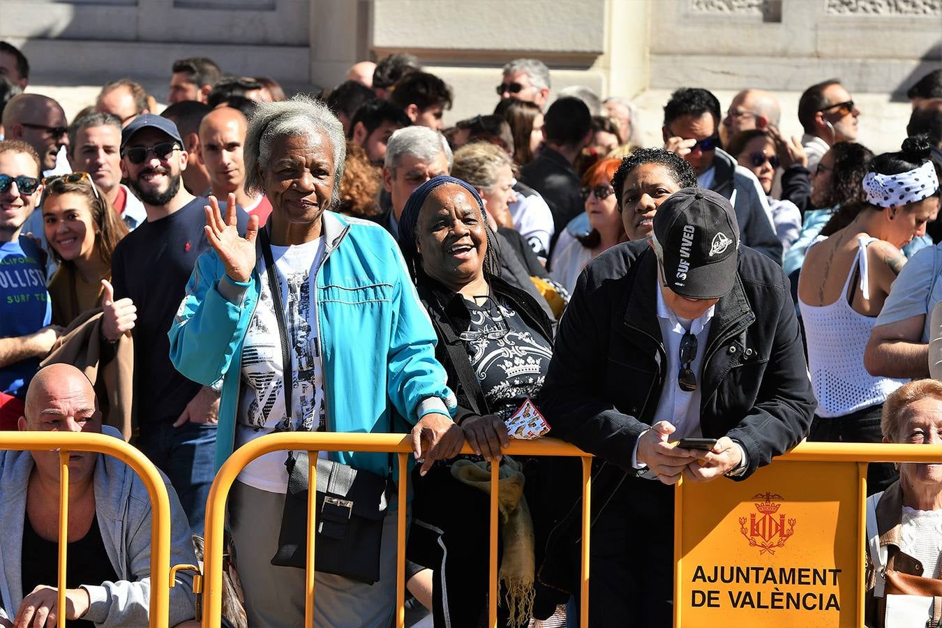 Numeroso público en la mascletà de Crespo de las Fallas 2019, de este miércoles 13 de marzo. Búscate entre el público del disparo de hoy.