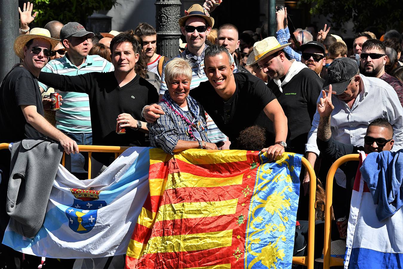 Numeroso público en la mascletà de Crespo de las Fallas 2019, de este miércoles 13 de marzo. Búscate entre el público del disparo de hoy.