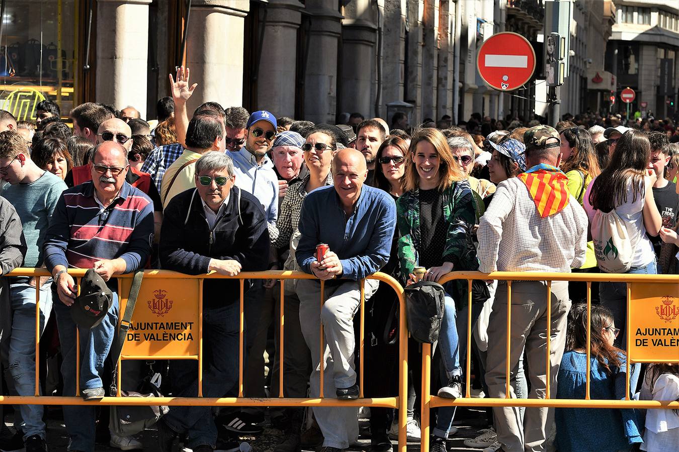 Numeroso público en la mascletà de Crespo de las Fallas 2019, de este miércoles 13 de marzo. Búscate entre el público del disparo de hoy.