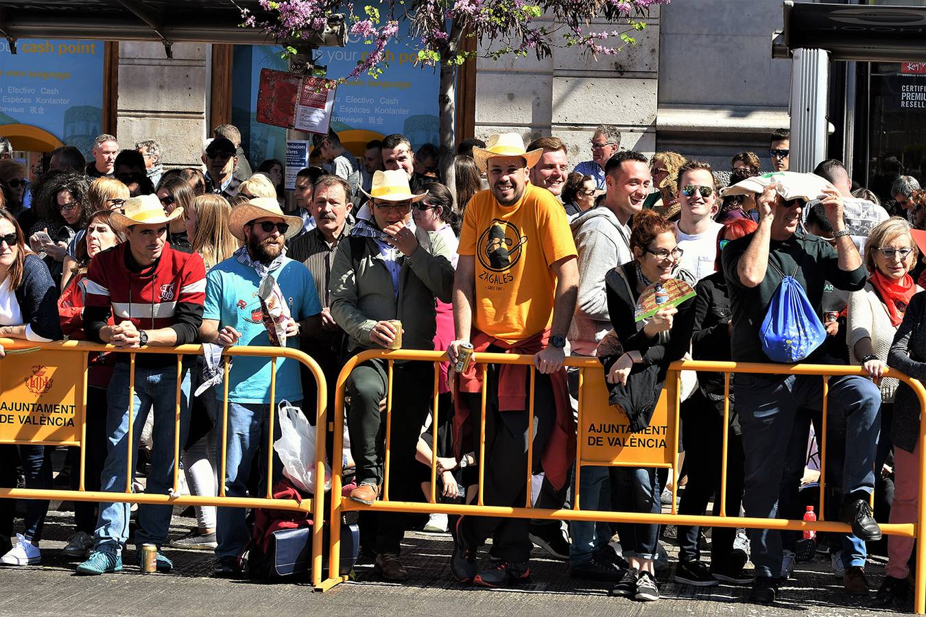 Numeroso público en la mascletà de Crespo de las Fallas 2019, de este miércoles 13 de marzo. Búscate entre el público del disparo de hoy.