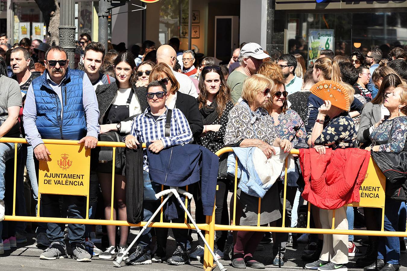 Numeroso público en la mascletà de Crespo de las Fallas 2019, de este miércoles 13 de marzo. Búscate entre el público del disparo de hoy.