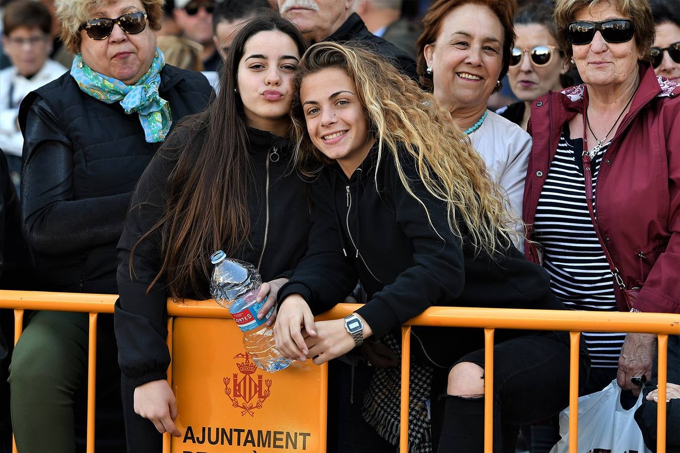 Numeroso público en la mascletà de Crespo de las Fallas 2019, de este miércoles 13 de marzo. Búscate entre el público del disparo de hoy.