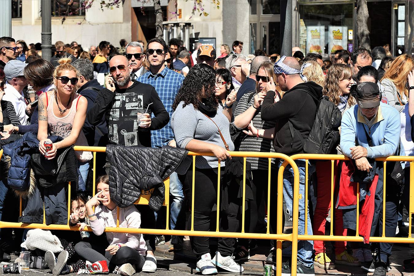 Numeroso público en la mascletà de Crespo de las Fallas 2019, de este miércoles 13 de marzo. Búscate entre el público del disparo de hoy.