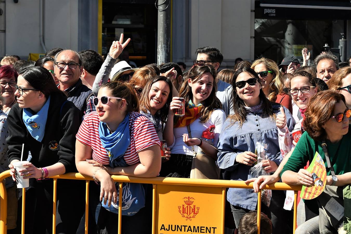 Numeroso público en la mascletà de Crespo de las Fallas 2019, de este miércoles 13 de marzo. Búscate entre el público del disparo de hoy.