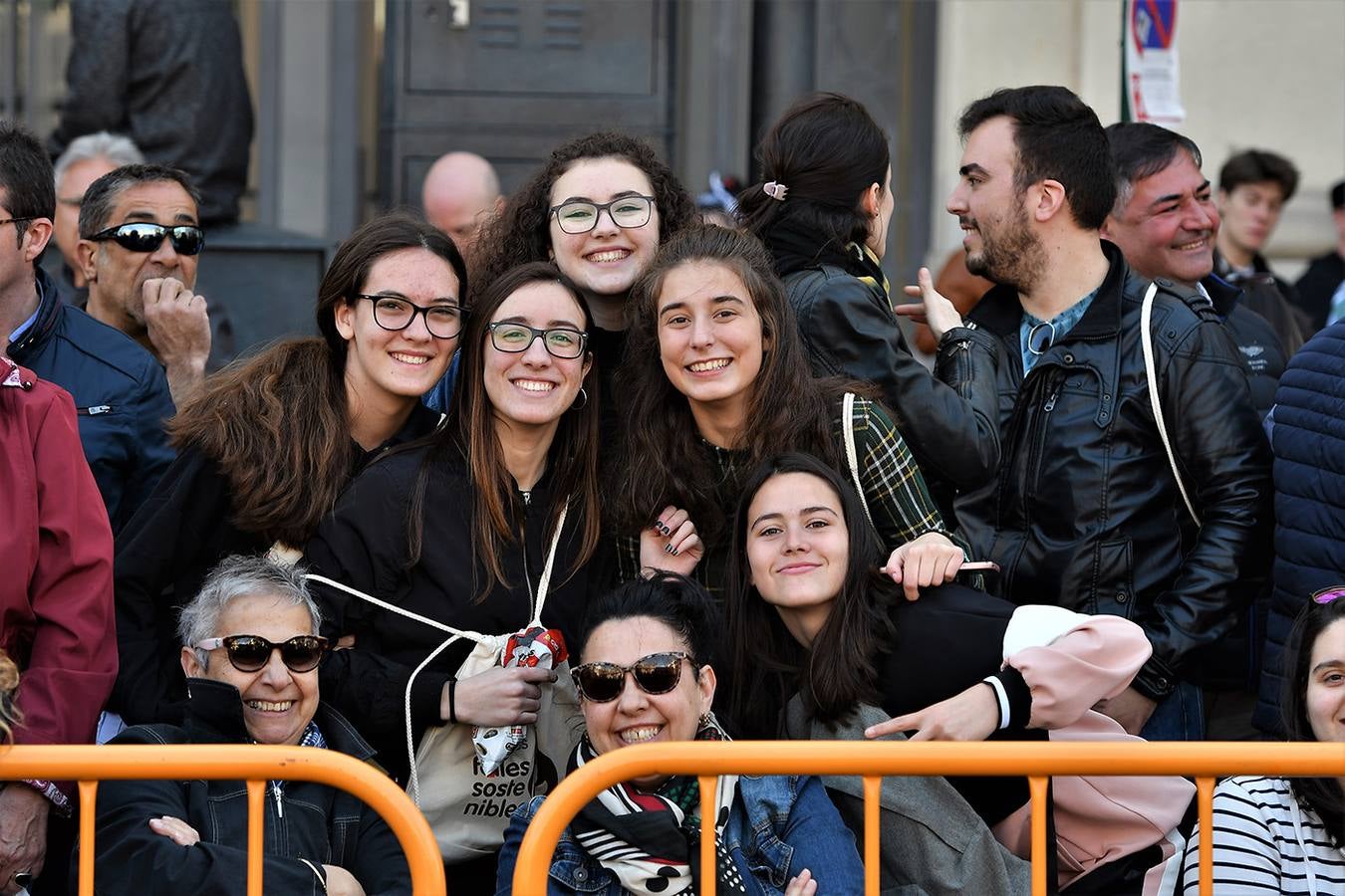 Numeroso público en la mascletà de Crespo de las Fallas 2019, de este miércoles 13 de marzo. Búscate entre el público del disparo de hoy.