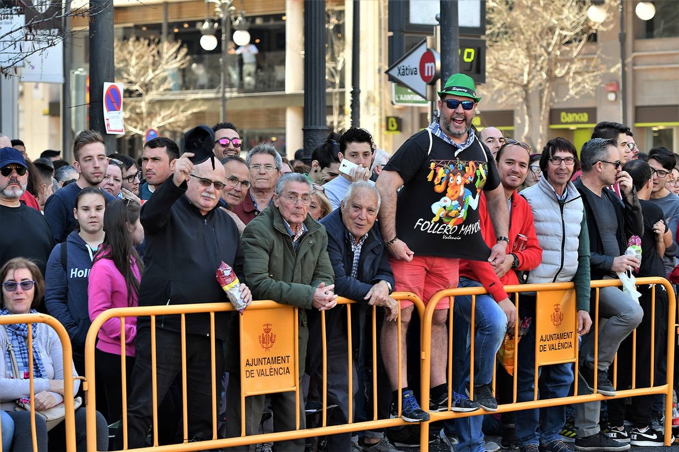 Numeroso público en la mascletà de Crespo de las Fallas 2019, de este miércoles 13 de marzo. Búscate entre el público del disparo de hoy.