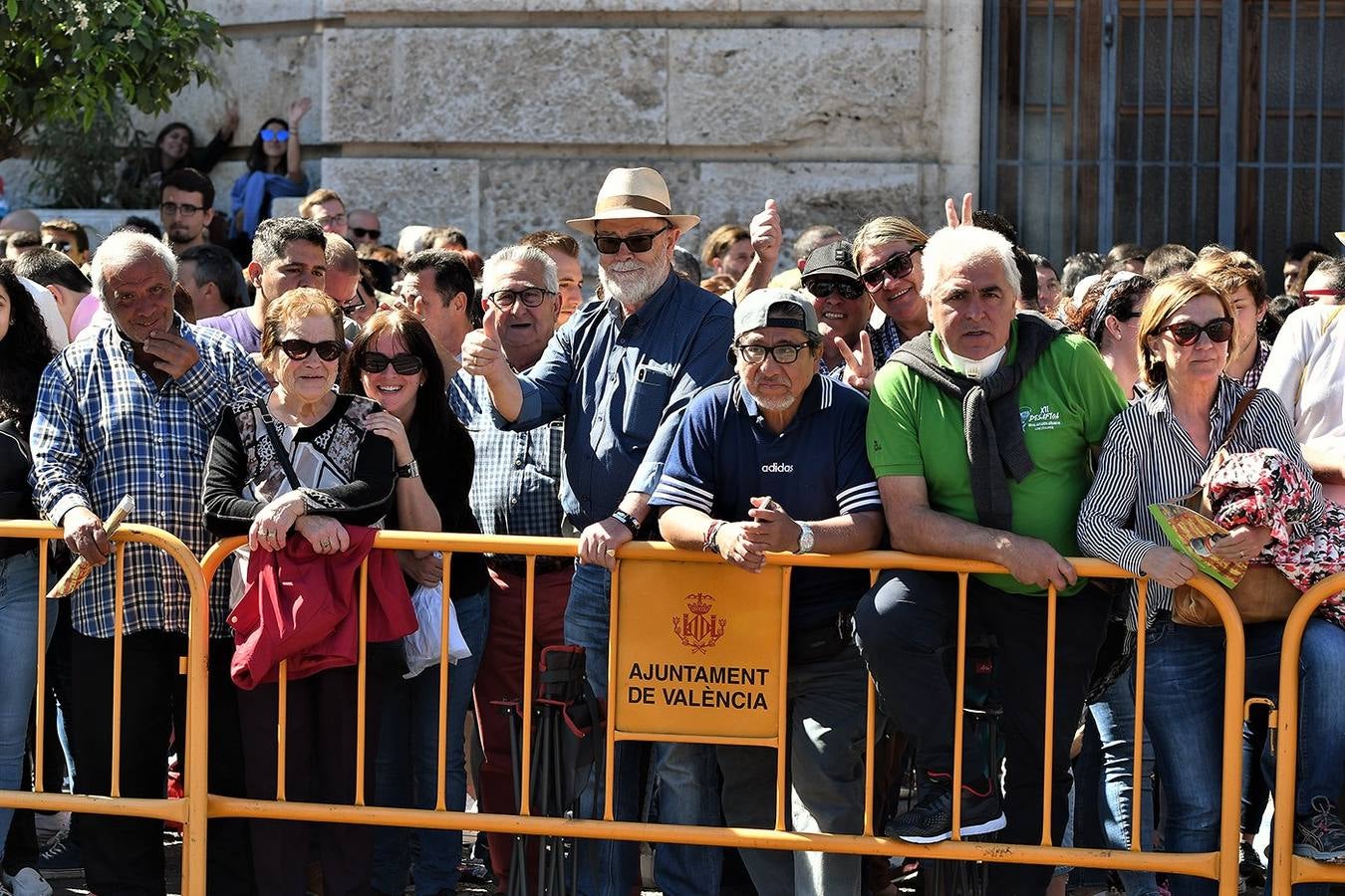 Numeroso público en la mascletà de Crespo de las Fallas 2019, de este miércoles 13 de marzo. Búscate entre el público del disparo de hoy.