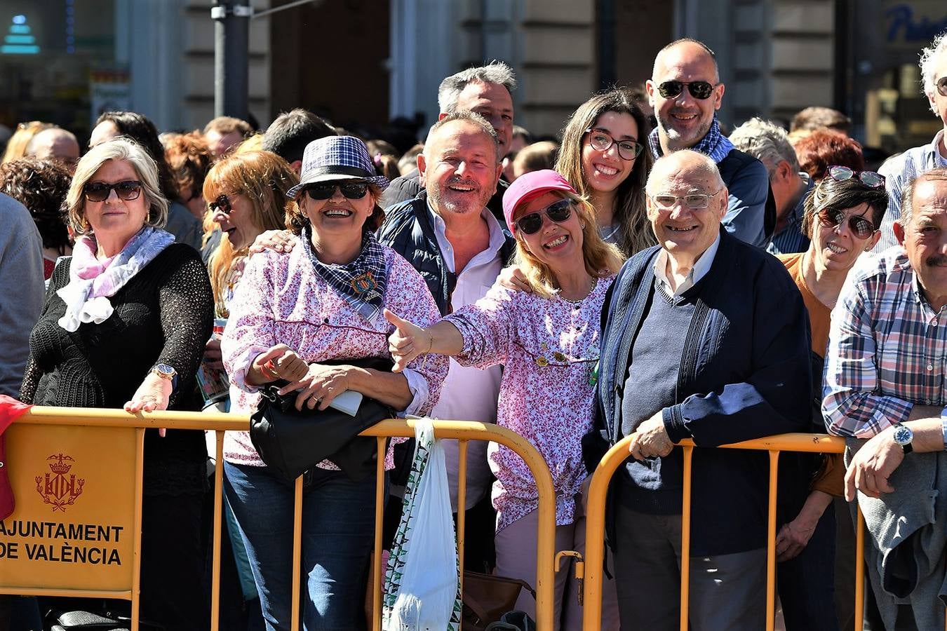 Numeroso público en la mascletà de Crespo de las Fallas 2019, de este miércoles 13 de marzo. Búscate entre el público del disparo de hoy.