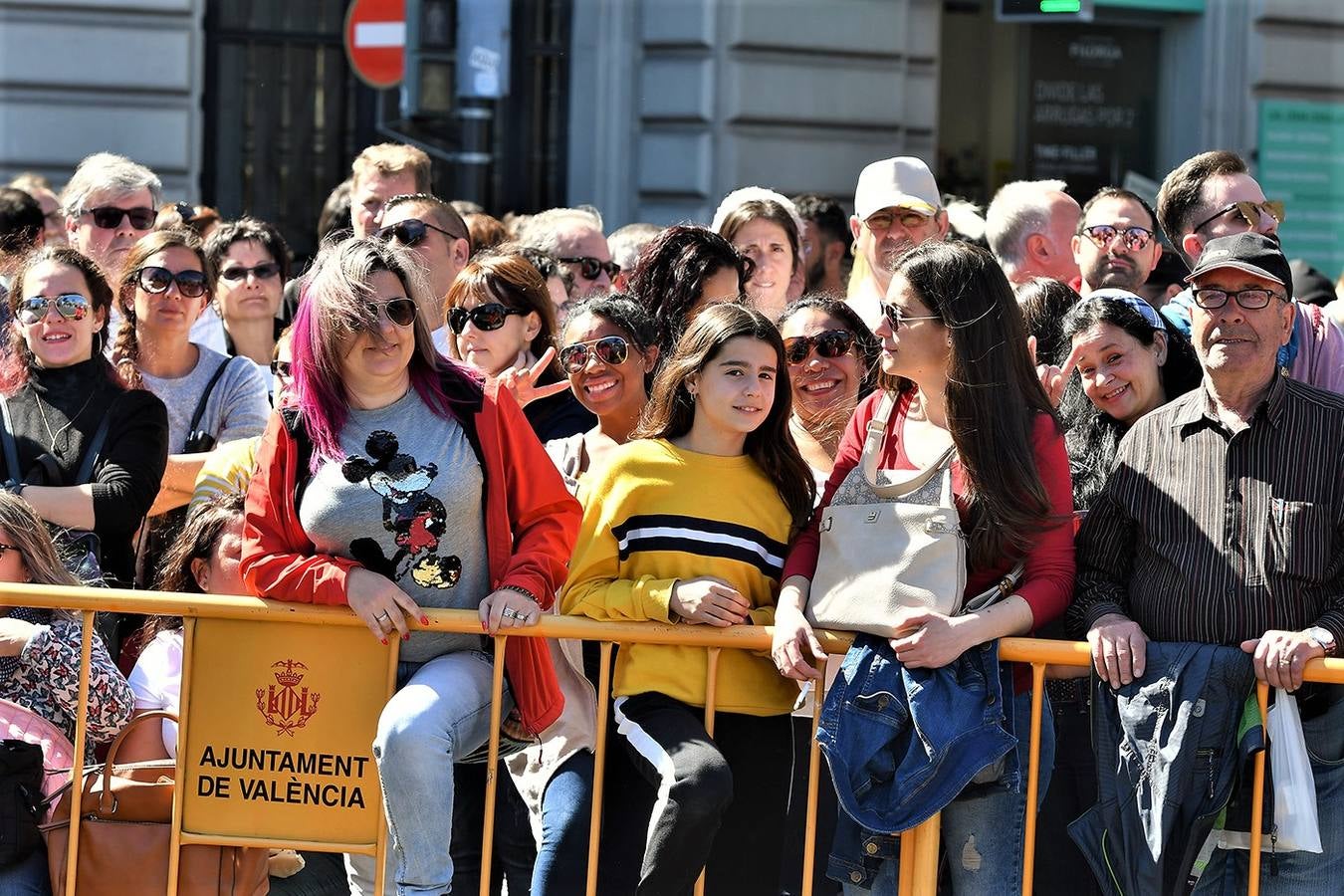 Numeroso público en la mascletà de Crespo de las Fallas 2019, de este miércoles 13 de marzo. Búscate entre el público del disparo de hoy.