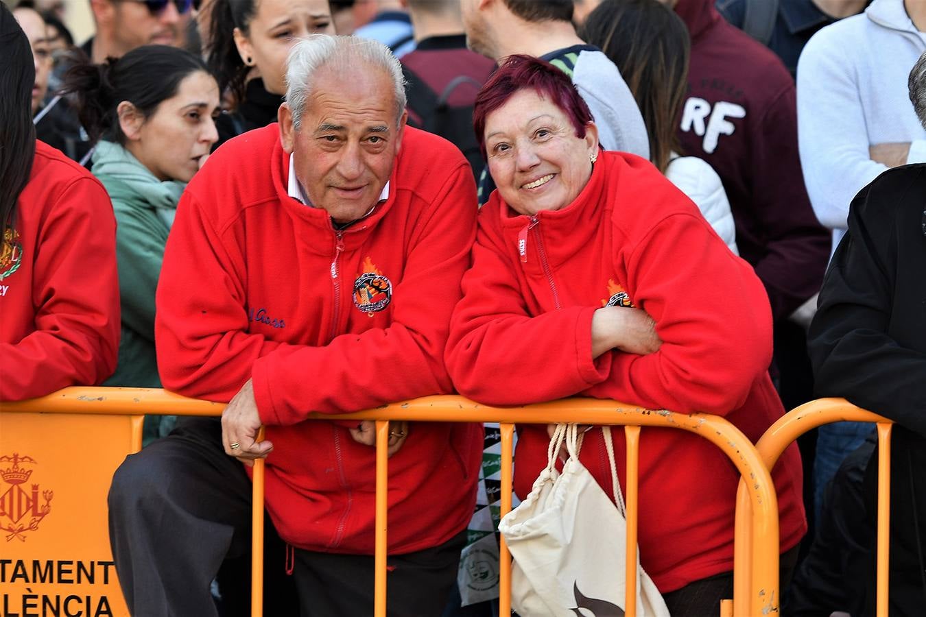 Numeroso público en la mascletà de Crespo de las Fallas 2019, de este miércoles 13 de marzo. Búscate entre el público del disparo de hoy.