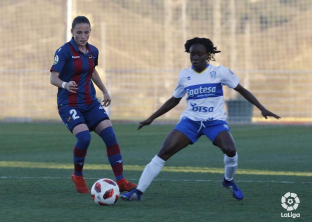 La levantinista Ona Batlle intenta llevarse el balón ante una jugadora del Granadilla Tenerife. 