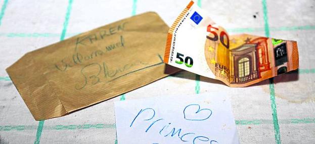 Uno de los sobres con dinero repartidos de forma misteriosa en un pueblo de Palencia.