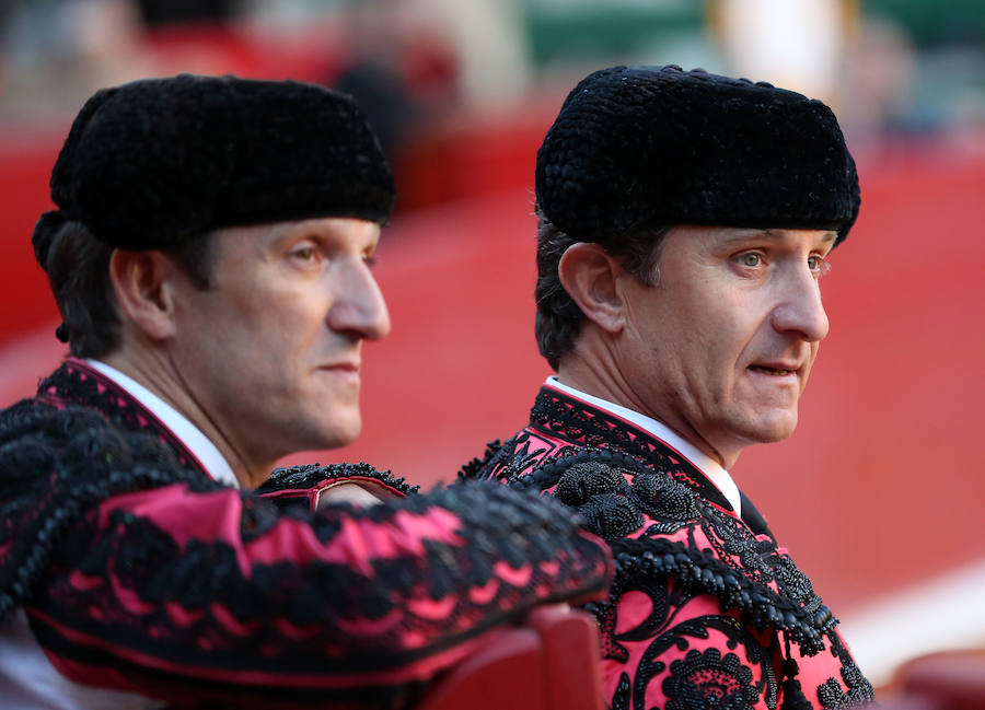 Álvaro Lorenzo , Luis David y Pablo Aguado han lidiado toros de la ganadería de Alcurrucén en la corrida de la Feria de Fallas del miércoles 13 de marzo. Pablo Aguado ha cortado una oreja.