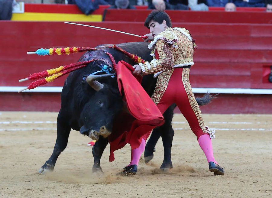 Álvaro Lorenzo , Luis David y Pablo Aguado han lidiado toros de la ganadería de Alcurrucén en la corrida de la Feria de Fallas del miércoles 13 de marzo. Pablo Aguado ha cortado una oreja.