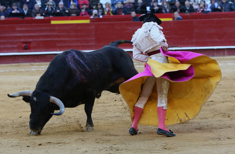 Álvaro Lorenzo , Luis David y Pablo Aguado han lidiado toros de la ganadería de Alcurrucén en la corrida de la Feria de Fallas del miércoles 13 de marzo. Pablo Aguado ha cortado una oreja.