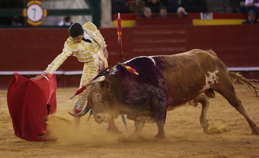 Álvaro Lorenzo , Luis David y Pablo Aguado han lidiado toros de la ganadería de Alcurrucén en la corrida de la Feria de Fallas del miércoles 13 de marzo. Pablo Aguado ha cortado una oreja.