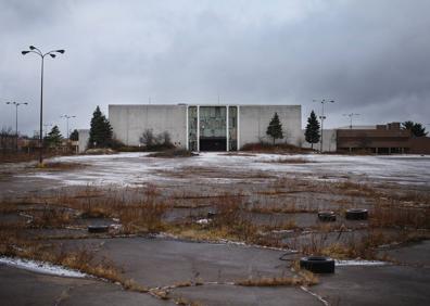 Imagen secundaria 1 - 1. En el pasillo principal del Metro North Mall, en Kansas, un árbol seco evidencia la decrepitud de lo que un día fue uno de los centros comerciales más modernos de la zona. 2. Explanada exterior del Rolling Acres Mall, en la ciudad de Ohio. 3. El fotógrafo Johnny Joo inmortalizó con su cámara la cúpula central de un centro comercial abandonado en EE UU. 