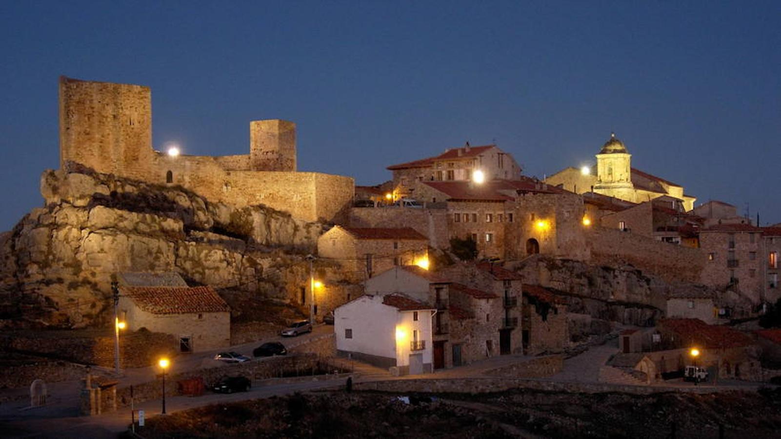 Puertomingalvo (Teruel). No es de extrañar que este pueblo forme parte del selecto club de los Pueblos más bonitos de España. Pasear por sus calles medievales que acaban en un histórico castillo en la montaña crean una estampa de película. La localidad está en pleno Parque Cultural del Maestrazgo, al noreste de la comarca de Gúdar-Javalambre y rodeada por un entorno natural propio de la Serranía del Maestrazgo, por lo que el senderismo y las rutas por sus parajes naturales son siempre una opción para aquellos que deseen realizar ejercicio.