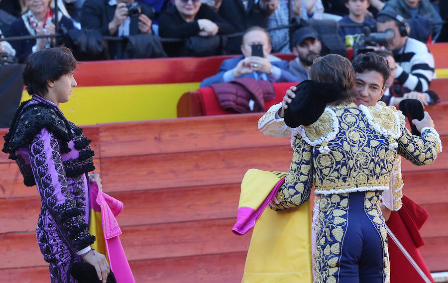 El torero peruano ha abierto la puerta grande de la plaza de toros de Valencia y ha salido a hombros tras una actuación memorable
