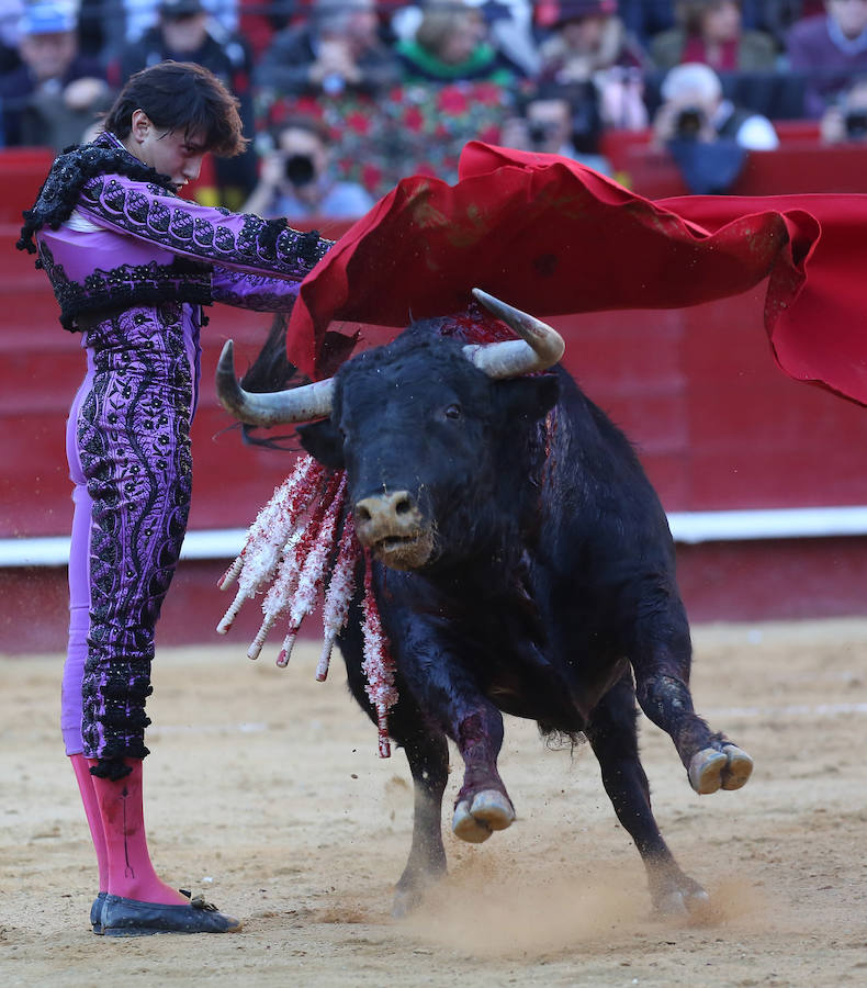 El torero peruano ha abierto la puerta grande de la plaza de toros de Valencia y ha salido a hombros tras una actuación memorable