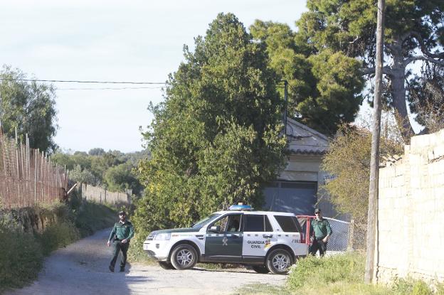 Dos guardias civiles, junto al vehículo ayer en Godella. 