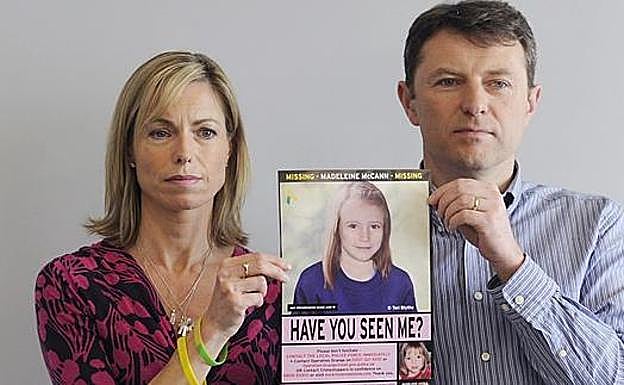 Kate y Gerry Mccann, con una foto de su hijo.