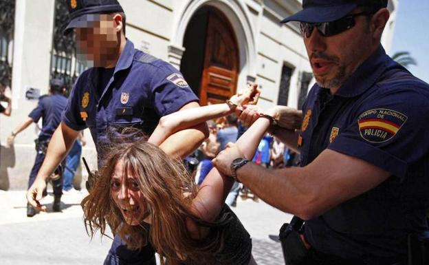 María G. en el momento de la detención durante una manifestación del 15-M