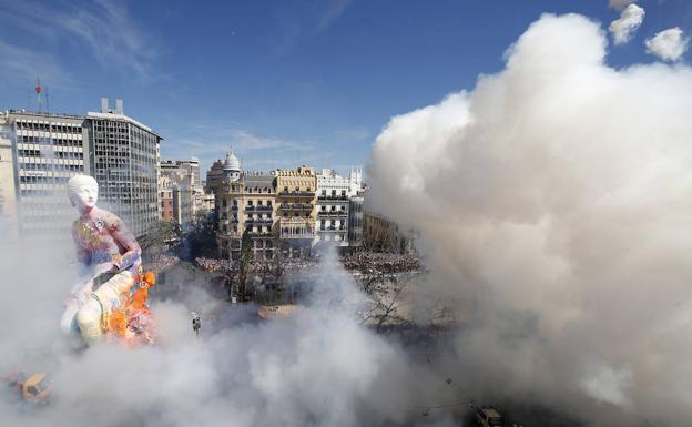 Mascletà en la Plaza del Ayuntamiento.