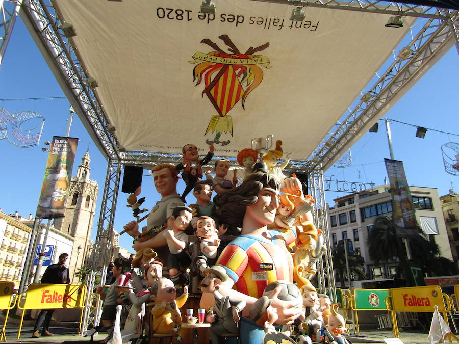 La Falla del Tio Pep homenajea con el trabajo de los artistas Ceballos y Sanabria a todos los jugadores y directivos que han pasado por la disciplina del club de Mestalla desde su fundación en el año 1919. A la falla y al Valencia CF le unen que 'nacieron' en la misma zona. Por ello la comisión ha decidido plantar una réplica exacta de la falla de la plaza de Canalejas de 1925 bajo el lema 'El león de Mestalla'. Por lo que respecta al trabajo infantil, el dúo de artistas falleros ha incluido a representantes ilustres del club de Mestalla. Kempes y Puchades son las figuras más destacadas, pero no faltan ni Villa, ni Albelda, ni directivos como Casanova (también dirigente de la comisión) o referencia a los títulos ganados por la entidad.