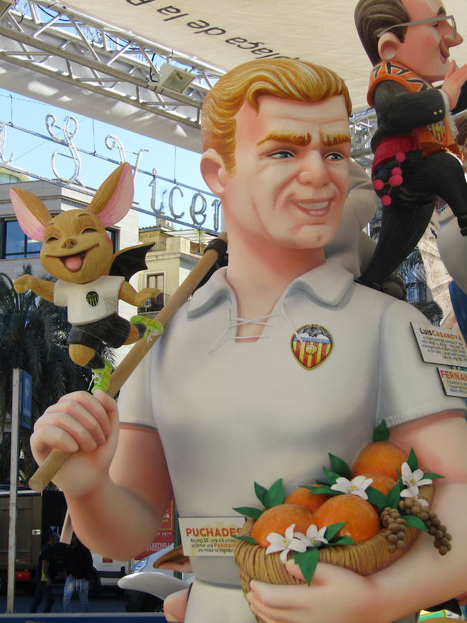 La Falla del Tio Pep homenajea con el trabajo de los artistas Ceballos y Sanabria a todos los jugadores y directivos que han pasado por la disciplina del club de Mestalla desde su fundación en el año 1919. A la falla y al Valencia CF le unen que 'nacieron' en la misma zona. Por ello la comisión ha decidido plantar una réplica exacta de la falla de la plaza de Canalejas de 1925 bajo el lema 'El león de Mestalla'. Por lo que respecta al trabajo infantil, el dúo de artistas falleros ha incluido a representantes ilustres del club de Mestalla. Kempes y Puchades son las figuras más destacadas, pero no faltan ni Villa, ni Albelda, ni directivos como Casanova (también dirigente de la comisión) o referencia a los títulos ganados por la entidad.