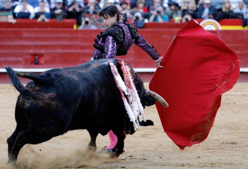 El torero peruano ha abierto la puerta grande de la plaza de toros de Valencia y ha salido a hombros tras una actuación memorable