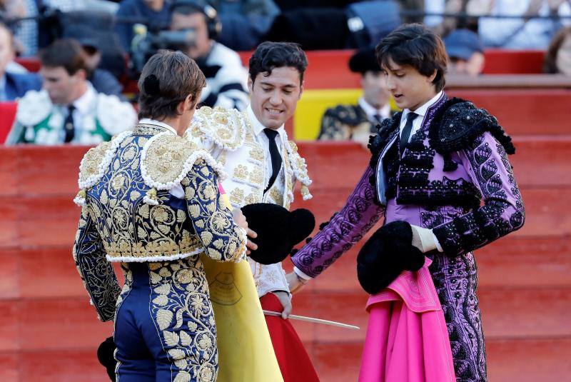 El torero peruano ha abierto la puerta grande de la plaza de toros de Valencia y ha salido a hombros tras una actuación memorable