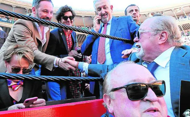 Abascal saluda a Arévalo en la plaza de Toros de Valencia.