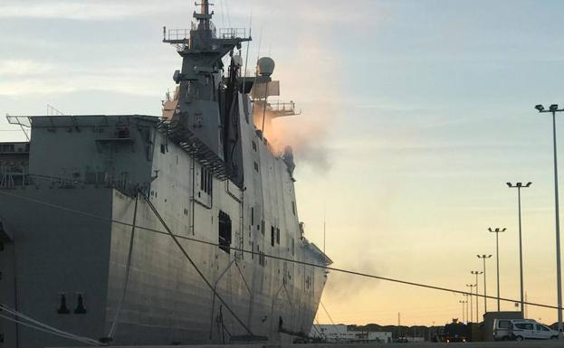 Columna de humo sobre el buque 'Juan Carlos I' de la Armada, este viernes, en la Base Aeronaval de Rota.