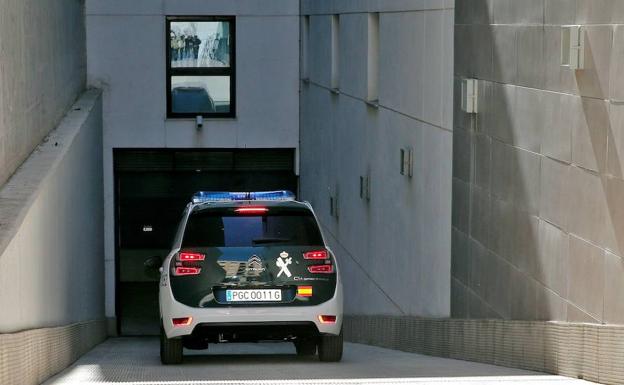 Un vehículo de la Guardia Civil accede este sábado a los juzgados de Paterna. 