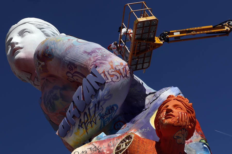 La falla municipal de 2019 está muy viva y en constante evolución. En pleno proceso de la plantà de los artistas José Latorre y Gabriel Sanz el foco de atención estos días se centra también en la pintura en directo de los valencianos PichiAvo. Entre los lemas que se pueden leer en esta obra de arte figura el nombre de la ciudad, Valencia; la onomatopeya '¡Pim, pam, pum!'; expresiones inglesas como 'I was here'; 'Game over' o 'Welcome to Valencia' y símbolos gráficos como la bombilla de perfil negro y color amarillo que identifica a estos artistas valencianos.