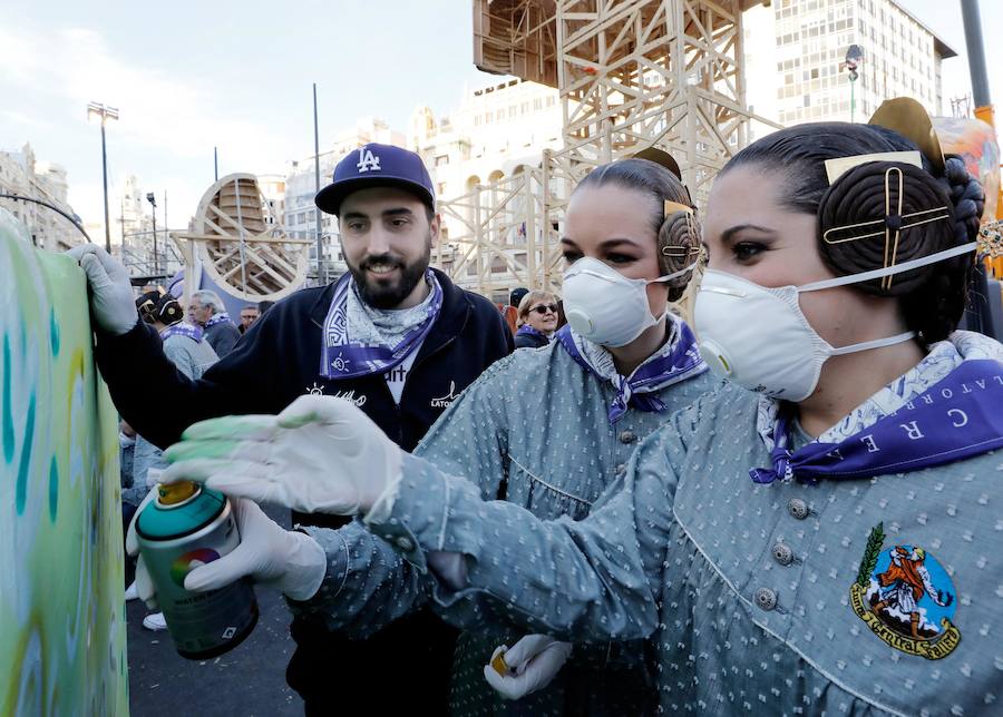 La falla municipal de 2019 está muy viva y en constante evolución. En pleno proceso de la plantà de los artistas José Latorre y Gabriel Sanz el foco de atención estos días se centra también en la pintura en directo de los valencianos PichiAvo. Entre los lemas que se pueden leer en esta obra de arte figura el nombre de la ciudad, Valencia; la onomatopeya '¡Pim, pam, pum!'; expresiones inglesas como 'I was here'; 'Game over' o 'Welcome to Valencia' y símbolos gráficos como la bombilla de perfil negro y color amarillo que identifica a estos artistas valencianos.