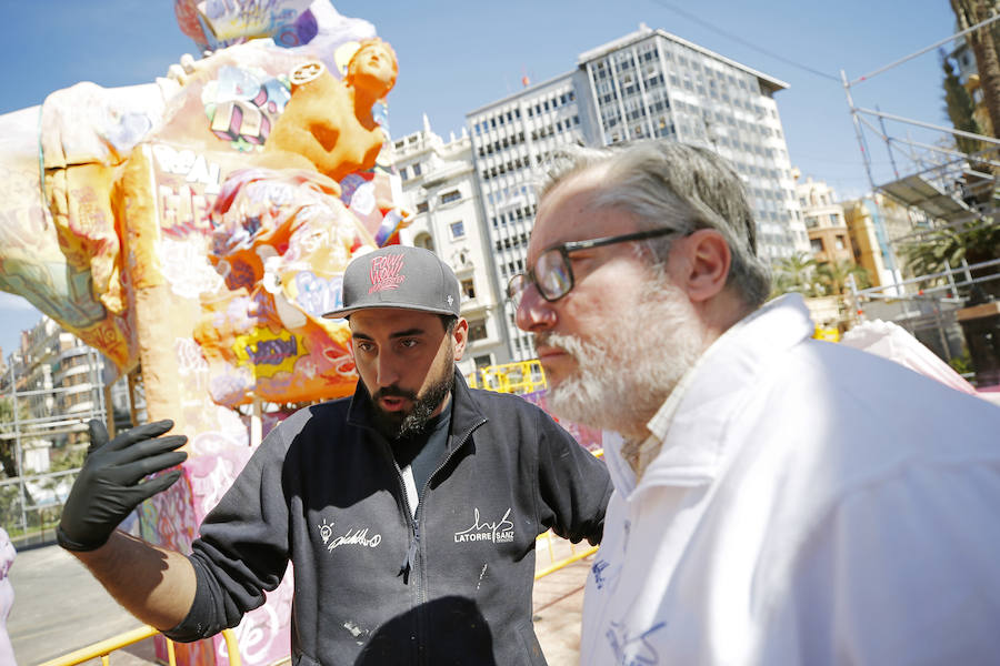 La falla municipal de 2019 está muy viva y en constante evolución. En pleno proceso de la plantà de los artistas José Latorre y Gabriel Sanz el foco de atención estos días se centra también en la pintura en directo de los valencianos PichiAvo. Entre los lemas que se pueden leer en esta obra de arte figura el nombre de la ciudad, Valencia; la onomatopeya '¡Pim, pam, pum!'; expresiones inglesas como 'I was here'; 'Game over' o 'Welcome to Valencia' y símbolos gráficos como la bombilla de perfil negro y color amarillo que identifica a estos artistas valencianos.