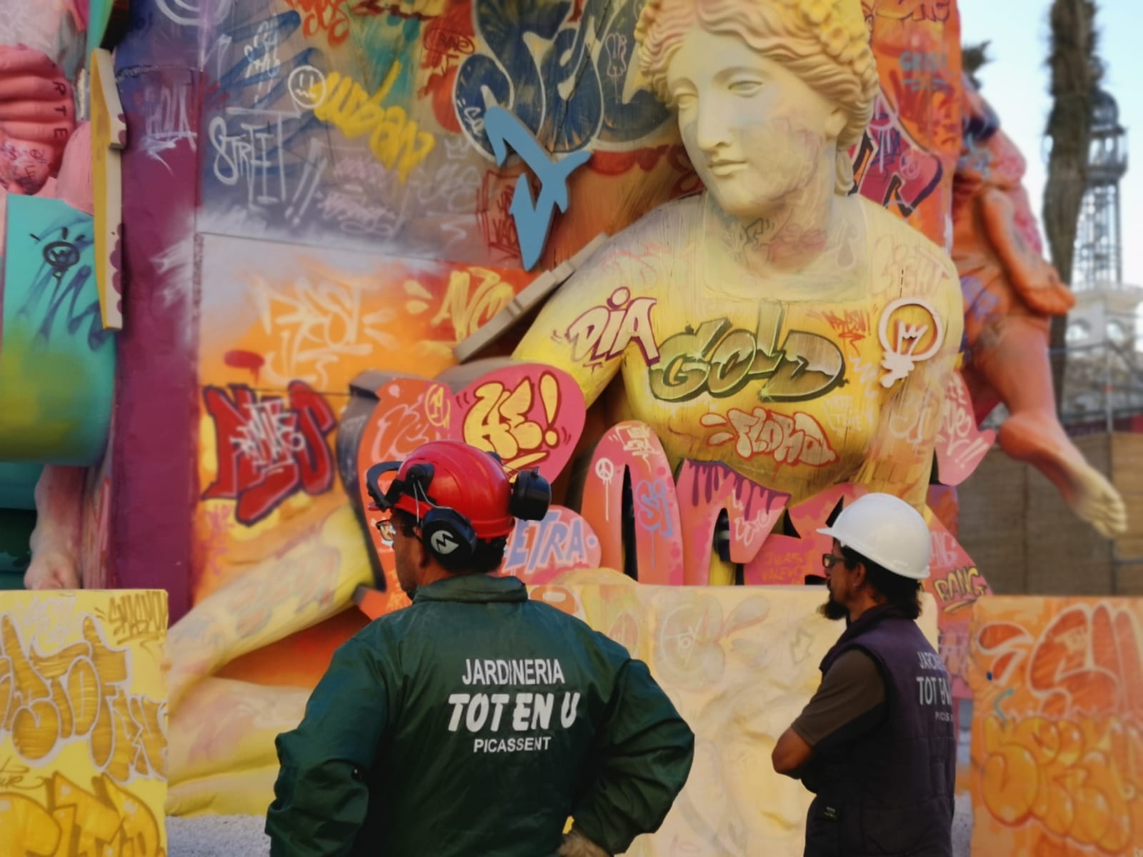 La falla municipal de 2019 está muy viva y en constante evolución. En pleno proceso de la plantà de los artistas José Latorre y Gabriel Sanz el foco de atención estos días se centra también en la pintura en directo de los valencianos PichiAvo. Entre los lemas que se pueden leer en esta obra de arte figura el nombre de la ciudad, Valencia; la onomatopeya '¡Pim, pam, pum!'; expresiones inglesas como 'I was here'; 'Game over' o 'Welcome to Valencia' y símbolos gráficos como la bombilla de perfil negro y color amarillo que identifica a estos artistas valencianos.