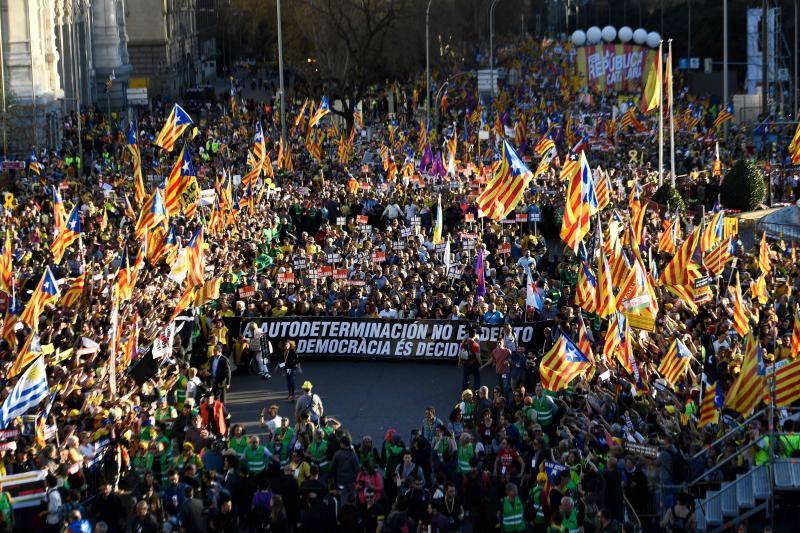 Colectivos independentistas catalanes se han concentrado este sábado en Madrid para pedir la liberta de los líderes políticos juzgados por el 'procés'.