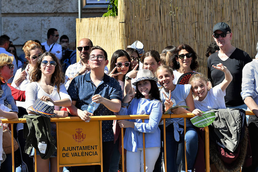 Pirotecnia Vulcano ha sido la encargada de disparar la mascletà de hoy domingo, 17 de marzo. La empresa de Villarejo de Salvanés ha ofrecido un auténtico espectáculo que pasará a la historia fallera por dar en la plaza del Ayuntamiento un disparo lleno de color, sin descanso, completo y con todo tipo de detalles. 