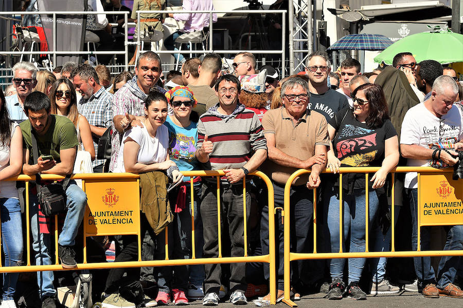 Pirotecnia Vulcano ha sido la encargada de disparar la mascletà de hoy domingo, 17 de marzo. La empresa de Villarejo de Salvanés ha ofrecido un auténtico espectáculo que pasará a la historia fallera por dar en la plaza del Ayuntamiento un disparo lleno de color, sin descanso, completo y con todo tipo de detalles. 