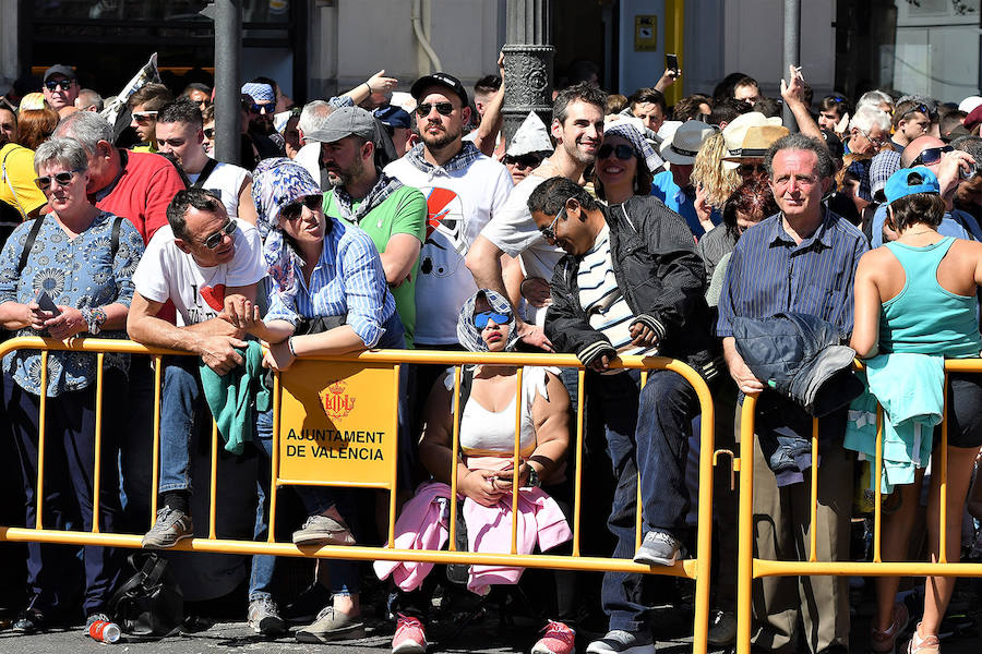 Pirotecnia Vulcano ha sido la encargada de disparar la mascletà de hoy domingo, 17 de marzo. La empresa de Villarejo de Salvanés ha ofrecido un auténtico espectáculo que pasará a la historia fallera por dar en la plaza del Ayuntamiento un disparo lleno de color, sin descanso, completo y con todo tipo de detalles. 