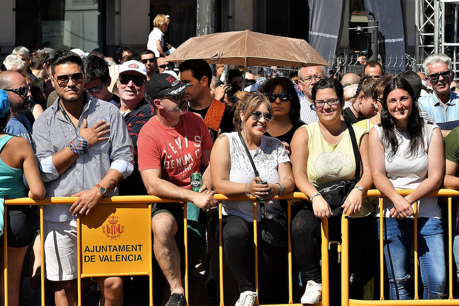 Pirotecnia Vulcano ha sido la encargada de disparar la mascletà de hoy domingo, 17 de marzo. La empresa de Villarejo de Salvanés ha ofrecido un auténtico espectáculo que pasará a la historia fallera por dar en la plaza del Ayuntamiento un disparo lleno de color, sin descanso, completo y con todo tipo de detalles. 