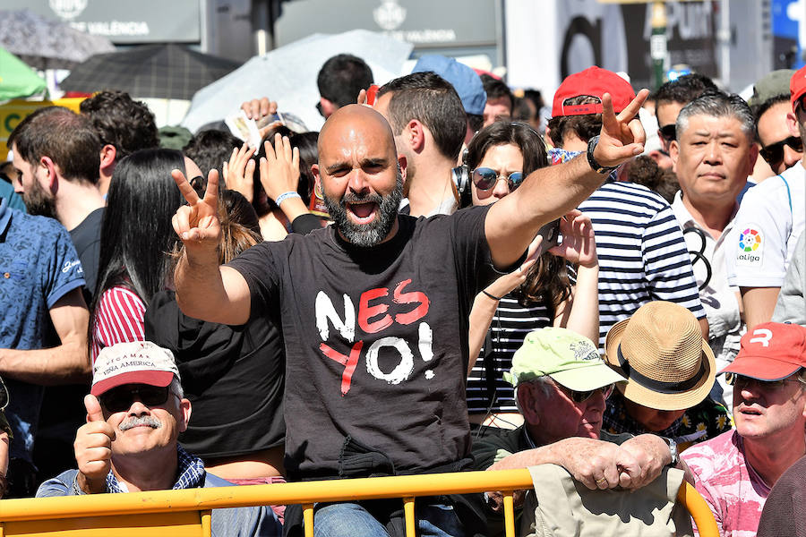 Pirotecnia Vulcano ha sido la encargada de disparar la mascletà de hoy domingo, 17 de marzo. La empresa de Villarejo de Salvanés ha ofrecido un auténtico espectáculo que pasará a la historia fallera por dar en la plaza del Ayuntamiento un disparo lleno de color, sin descanso, completo y con todo tipo de detalles. 