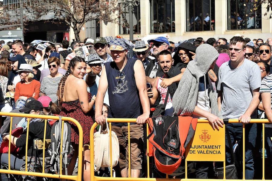 Pirotecnia Vulcano ha sido la encargada de disparar la mascletà de hoy domingo, 17 de marzo. La empresa de Villarejo de Salvanés ha ofrecido un auténtico espectáculo que pasará a la historia fallera por dar en la plaza del Ayuntamiento un disparo lleno de color, sin descanso, completo y con todo tipo de detalles. 