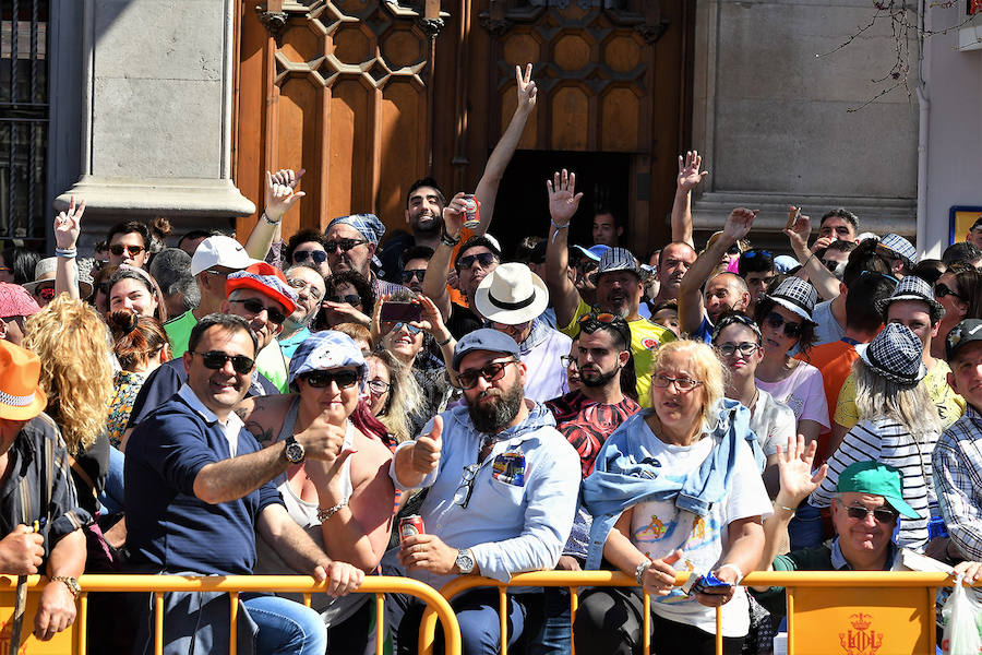 Pirotecnia Vulcano ha sido la encargada de disparar la mascletà de hoy domingo, 17 de marzo. La empresa de Villarejo de Salvanés ha ofrecido un auténtico espectáculo que pasará a la historia fallera por dar en la plaza del Ayuntamiento un disparo lleno de color, sin descanso, completo y con todo tipo de detalles. 